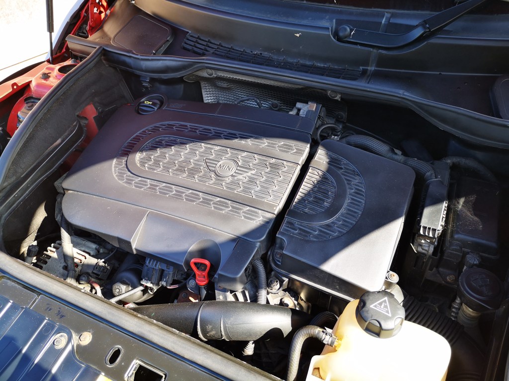 Mini countryman 2011 engine bay