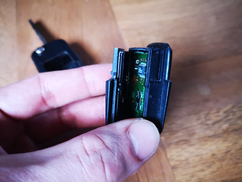 opening a mk4 golf key fob by hand