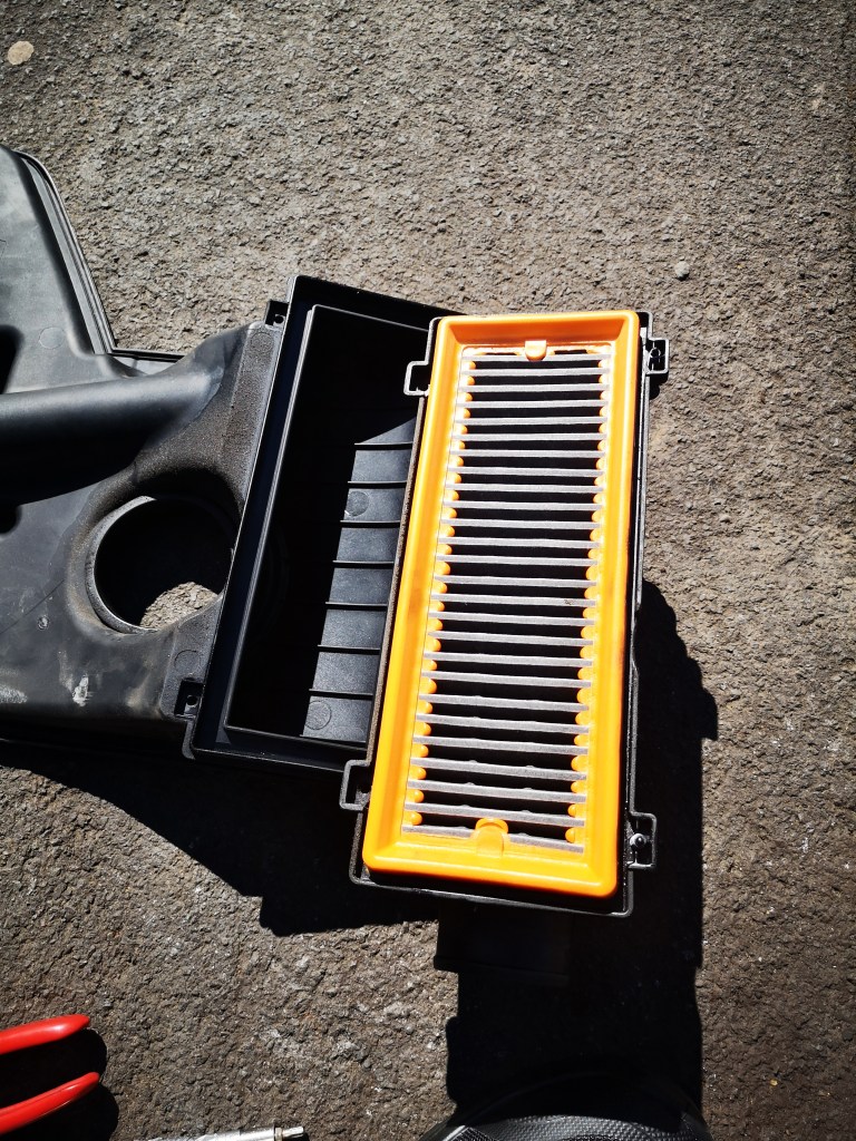 dacia duster air filter opened up top view