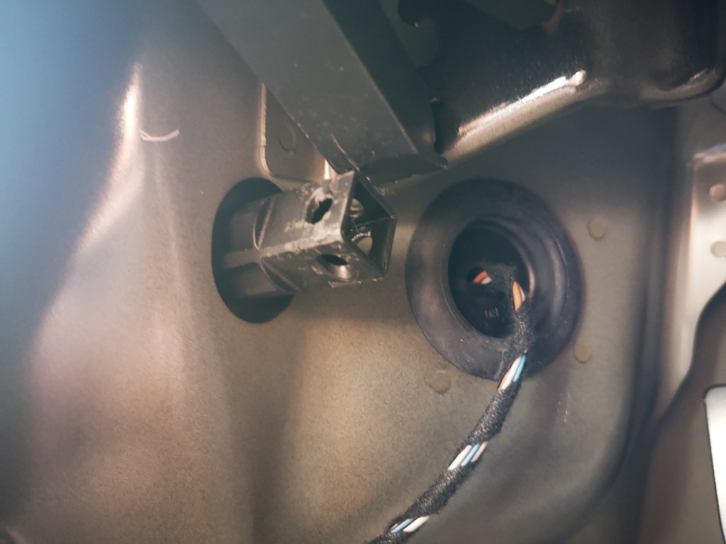 audi a5 b8 plastic tail light screw