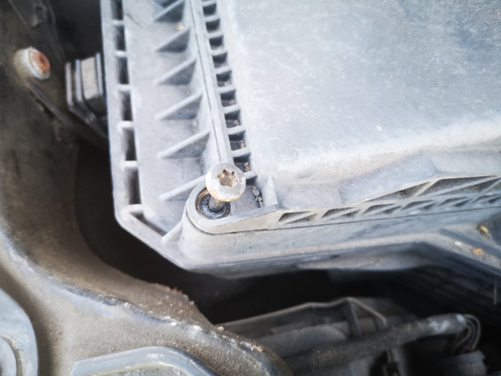 t30 torx screw loosened on an audi a5 b8 air box